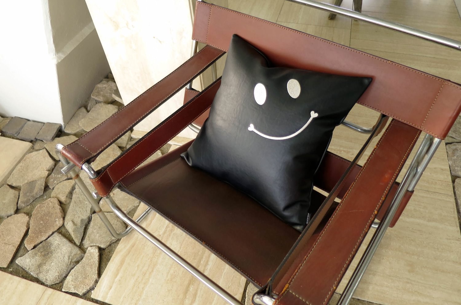 The Smile スマイル キュートシルバースマイル 『ニコフェイス®』刺繍クッションカバー ブラック 45×45cm - HOUSE OF JAPAN Shop