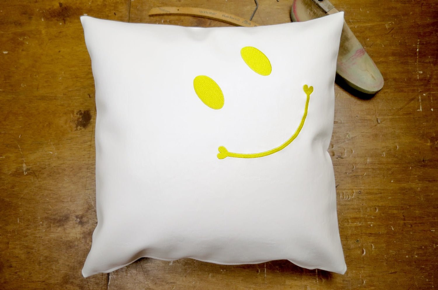 The Smile スマイル キュートイエロースマイル 『ニコフェイス®』刺繍クッションカバー ホワイト 45×45cm - HOUSE OF JAPAN Shop