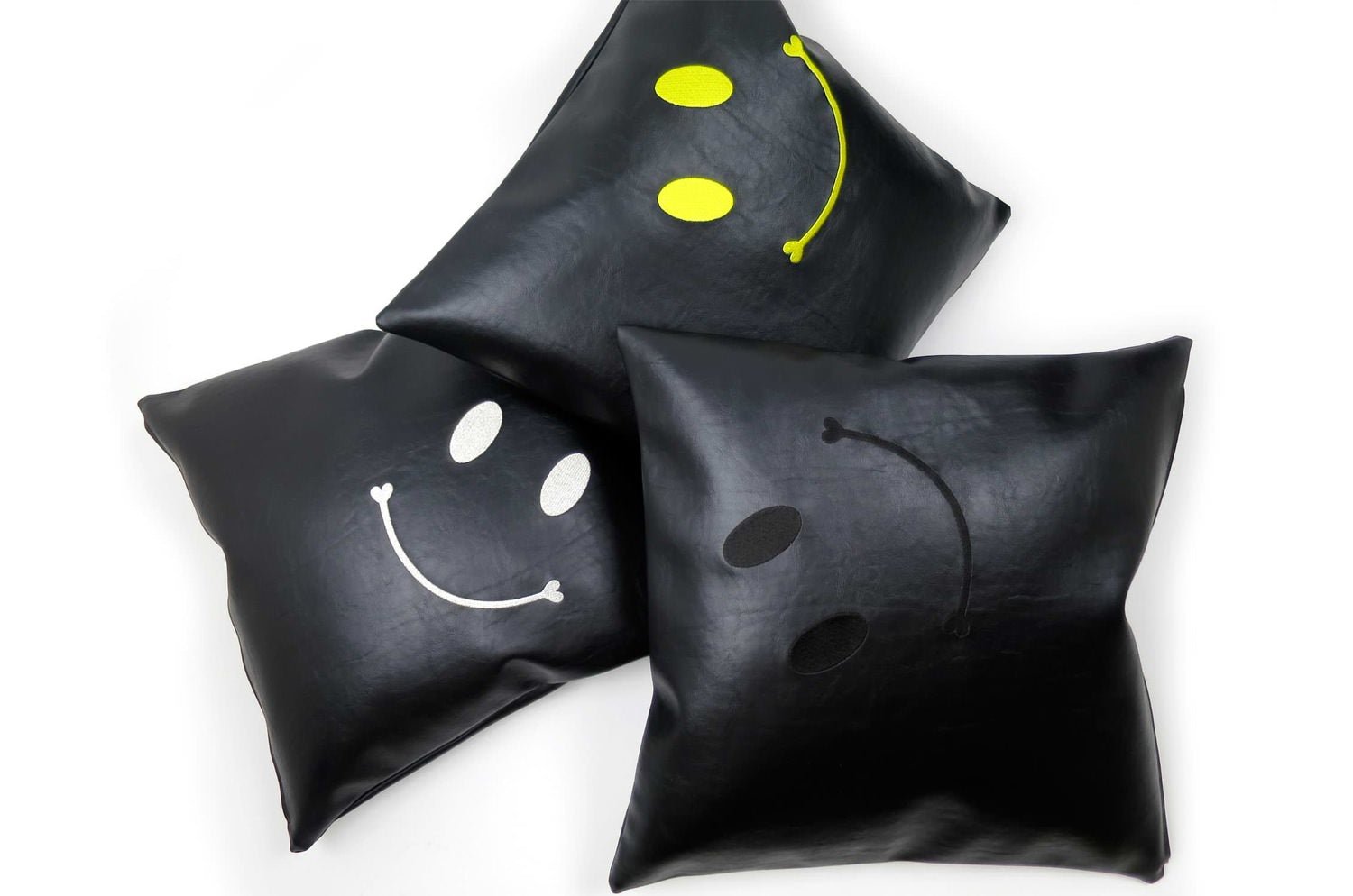 The Smile スマイル キュートブラックスマイル 『ニコフェイス®』刺繍クッションカバー ブラック 45×45cm - HOUSE OF JAPAN Shop