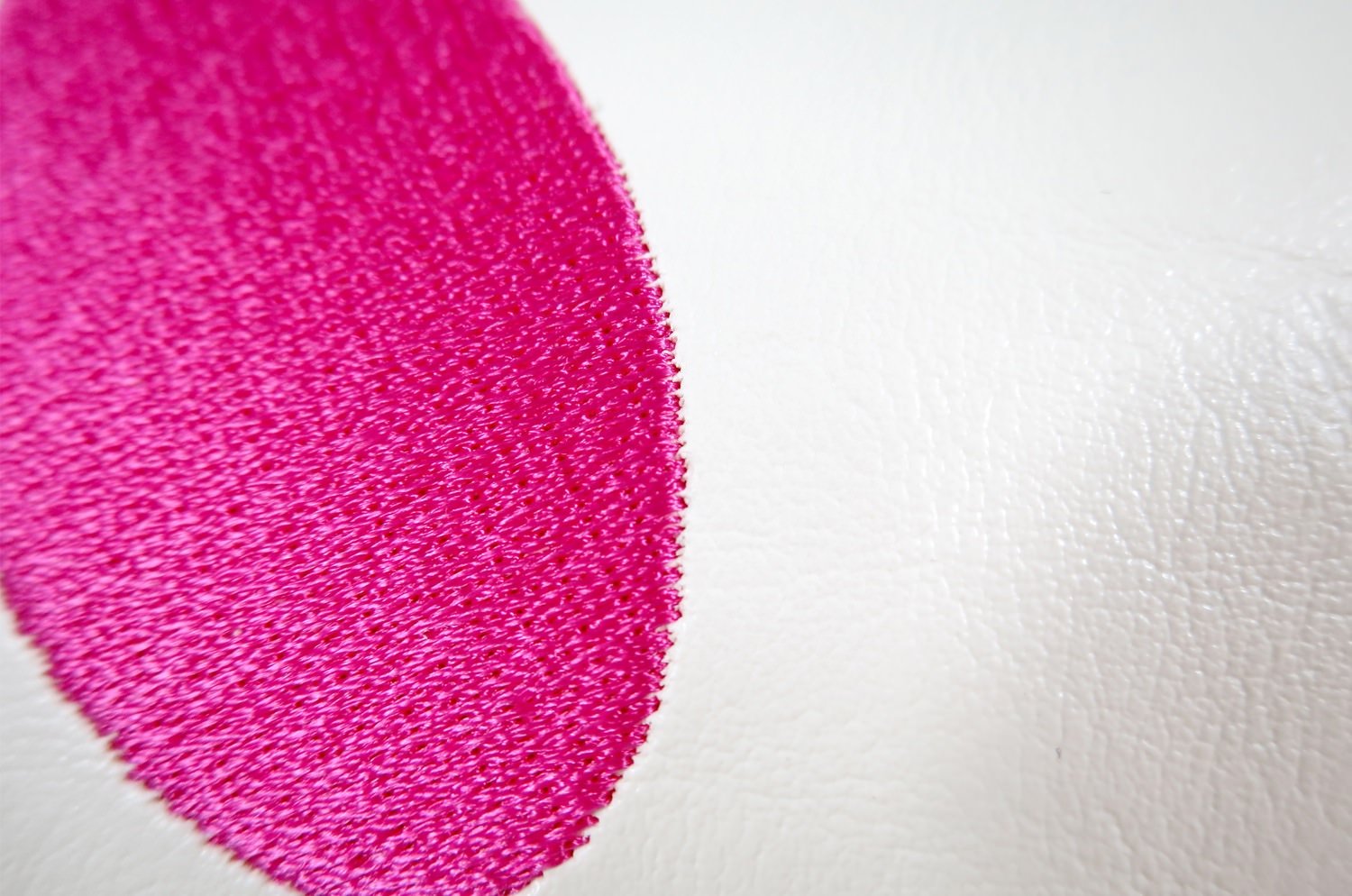 The Smile スマイル キュートピンクスマイル 『ニコフェイス®』刺繍クッションカバー ホワイト 45×45cm - HOUSE OF JAPAN Shop