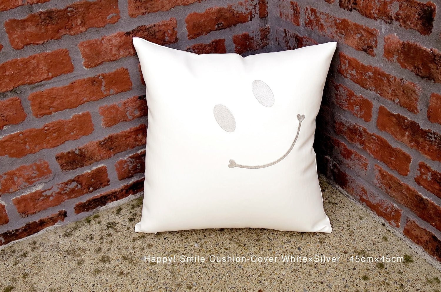 The Smile スマイル キュートシルバースマイル 『ニコフェイス®』刺繍クッションカバー ホワイト 45×45cm - HOUSE OF JAPAN Shop