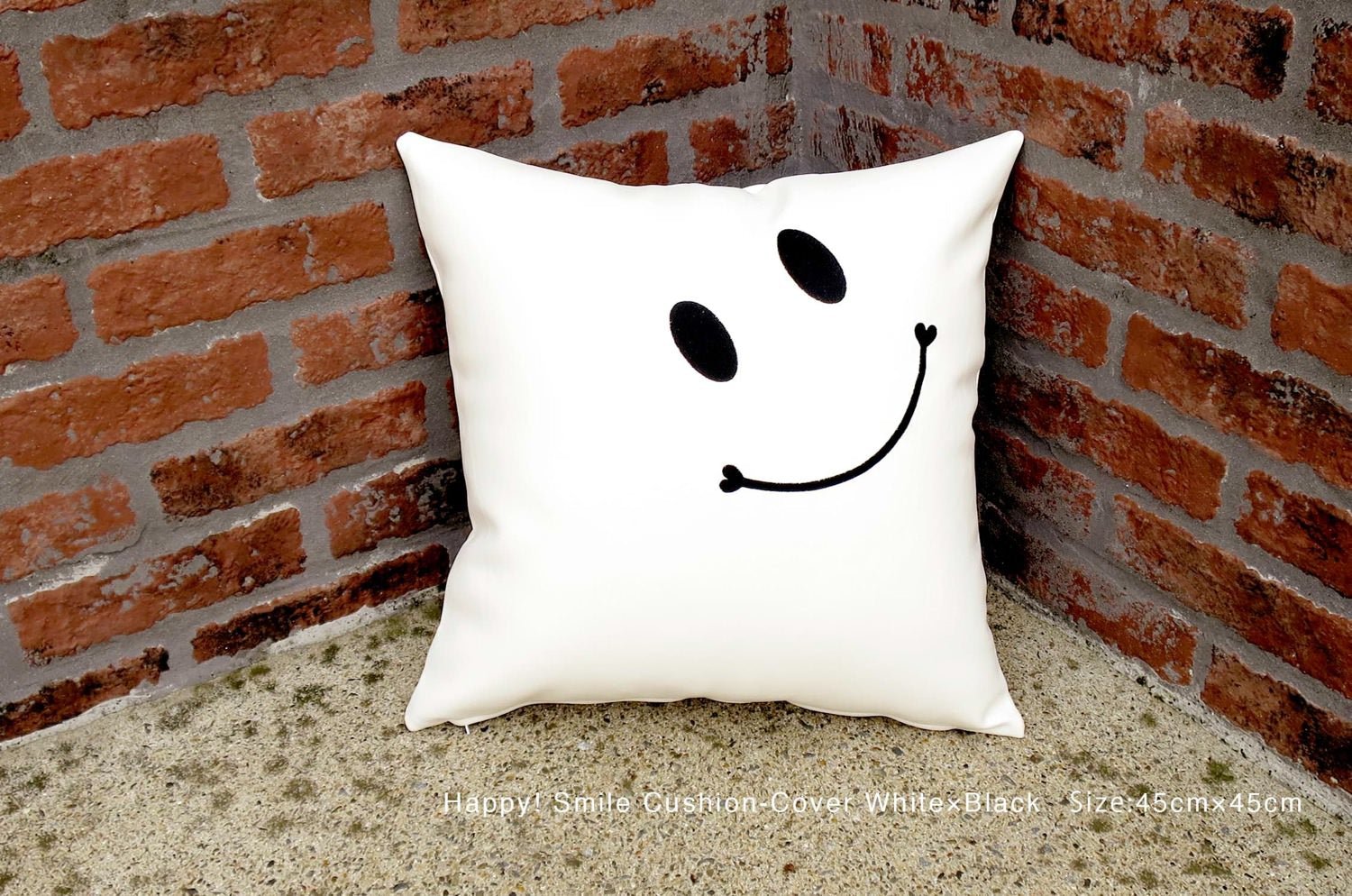 The Smile スマイル キュートブラックスマイル 『ニコフェイス®』刺繍クッションカバー ホワイト 45×45cm - HOUSE OF JAPAN Shop