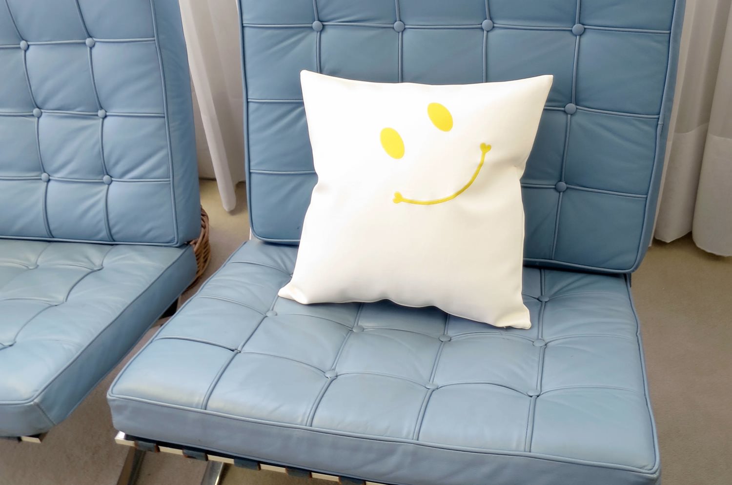 The Smile スマイル キュートイエロースマイル 『ニコフェイス®』刺繍クッションカバー ホワイト 45×45cm - HOUSE OF JAPAN Shop