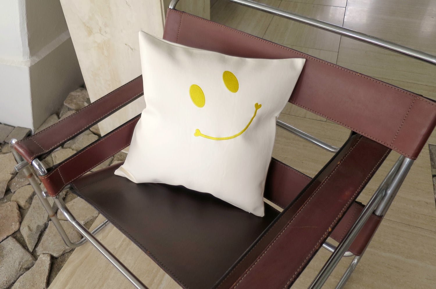 The Smile スマイル キュートイエロースマイル 『ニコフェイス®』刺繍クッションカバー ホワイト 45×45cm - HOUSE OF JAPAN Shop