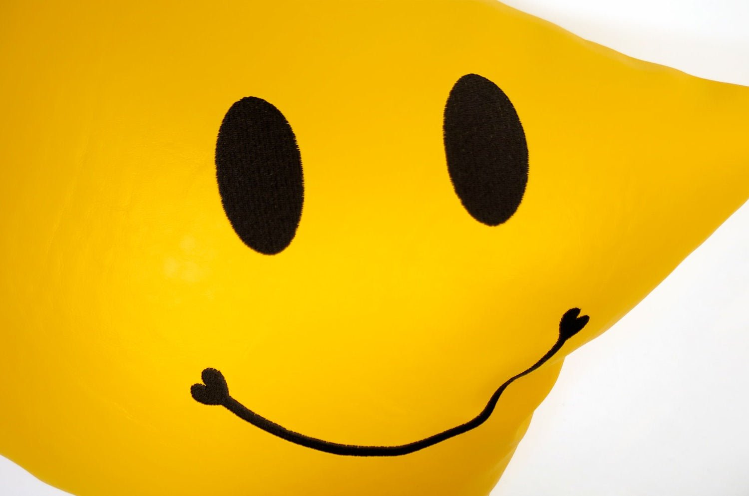 The Smile スマイル キュートブラックスマイル 『ニコフェイス®』刺繍クッションカバー イエロー 45×45cm - HOUSE OF JAPAN Shop