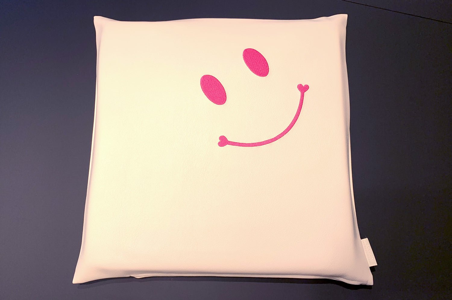 The Smile スマイル Work&Study クッションセット ピンク刺繍『ニコフェイス®』 中材付 - HOUSE OF JAPAN Shop