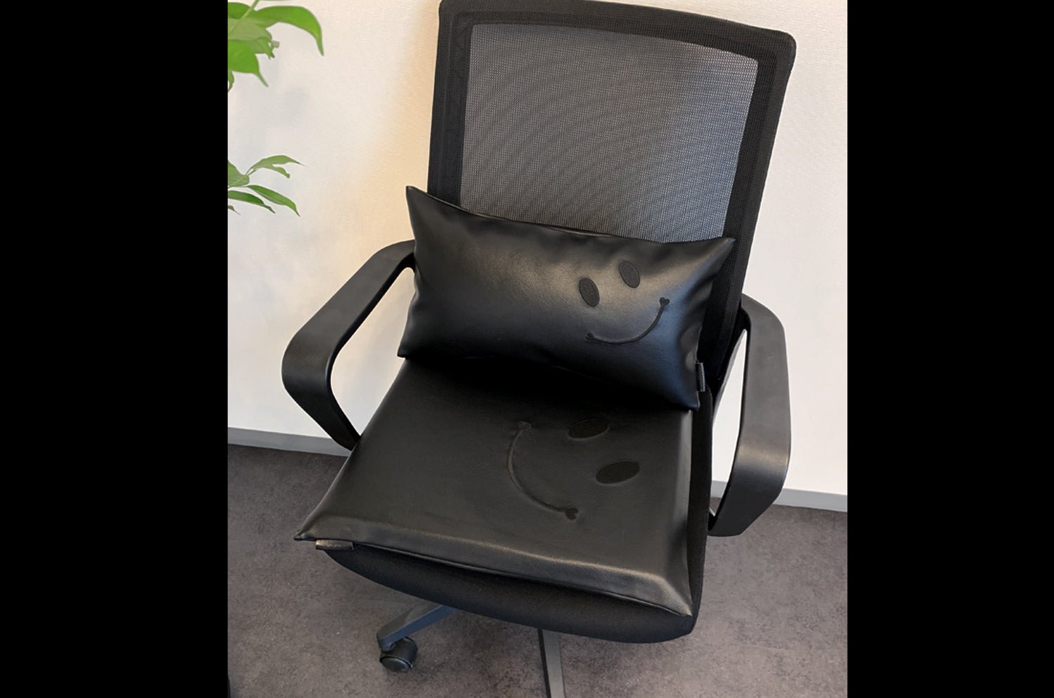 The Smile スマイル Work&Study クッションセット ブラック刺繍『ニコフェイス®』中材付 - HOUSE OF JAPAN Shop