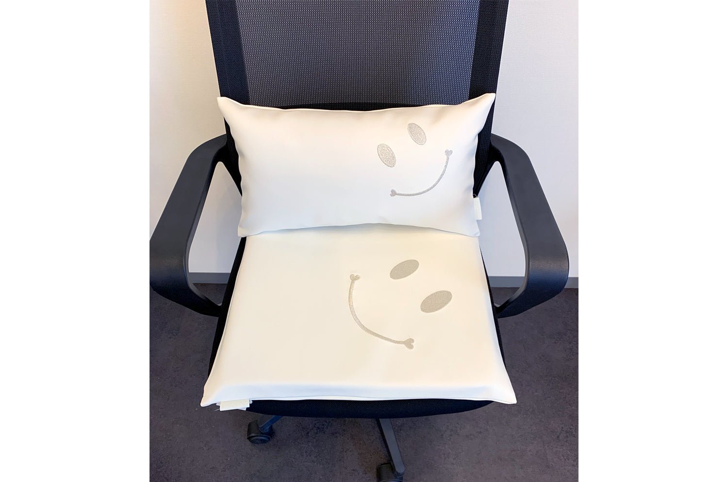 The Smile スマイル Work&Study クッションセット シルバー刺繍『ニコフェイス®』 中材付 - HOUSE OF JAPAN Shop