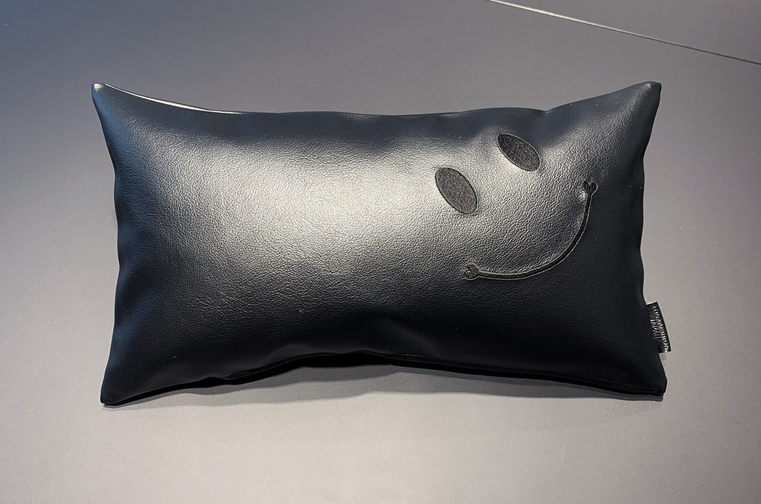 The Smile スマイル Work&Study クッションセット ブラック刺繍『ニコフェイス®』中材付 - HOUSE OF JAPAN Shop