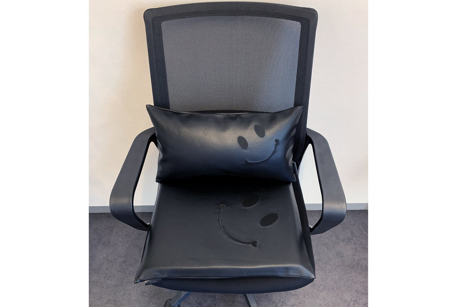 The Smile スマイル Work&Study クッションセット ブラック刺繍『ニコフェイス®』中材付 - HOUSE OF JAPAN Shop