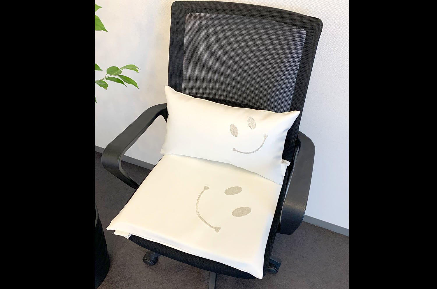 The Smile スマイル Work&Study クッションセット シルバー刺繍『ニコフェイス®』 中材付 - HOUSE OF JAPAN Shop