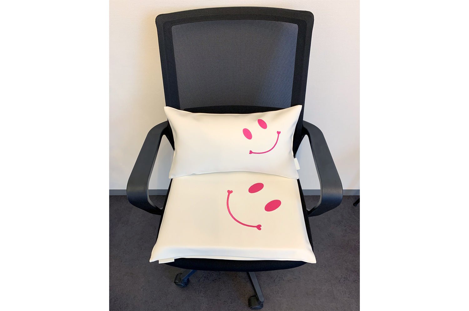 The Smile スマイル Work&Study クッションセット ピンク刺繍『ニコフェイス®』 中材付 - HOUSE OF JAPAN Shop