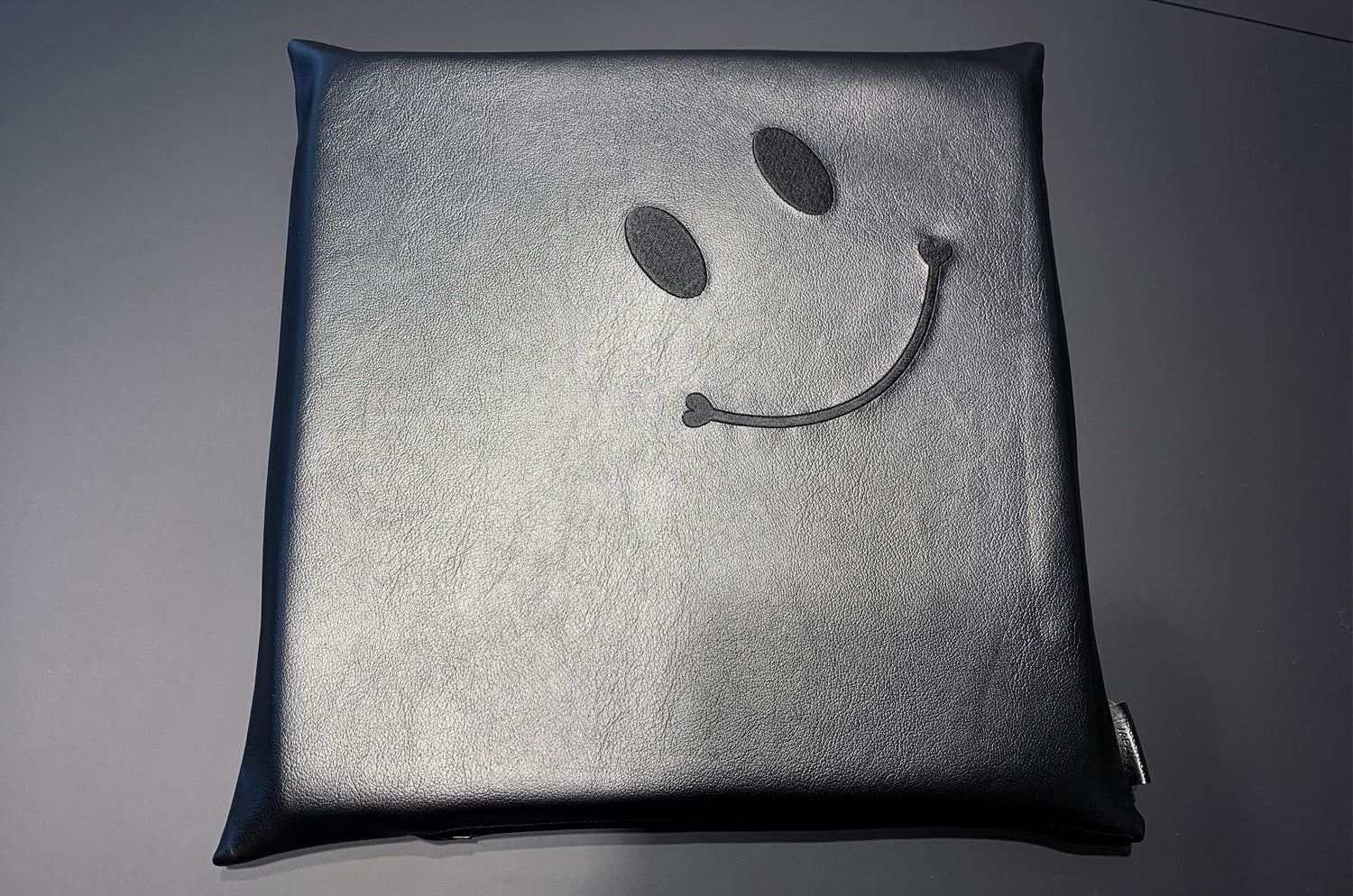 The Smile スマイル Work&Study クッションセット ブラック刺繍『ニコフェイス®』中材付 - HOUSE OF JAPAN Shop