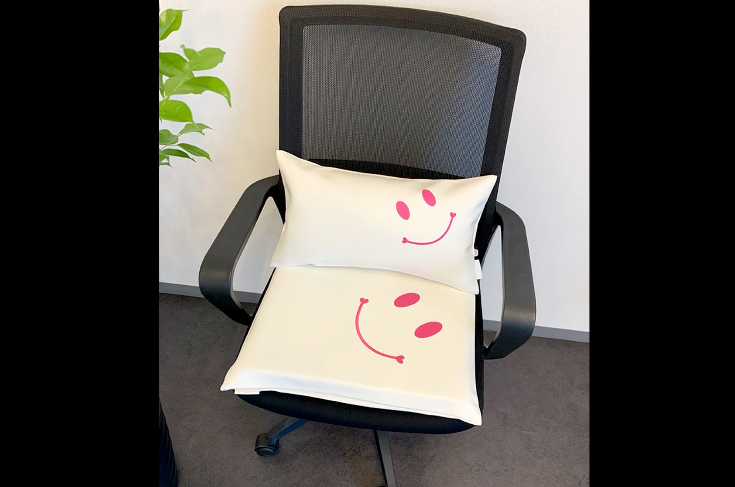 The Smile スマイル Work&Study クッションセット ピンク刺繍『ニコフェイス®』 中材付 - HOUSE OF JAPAN Shop