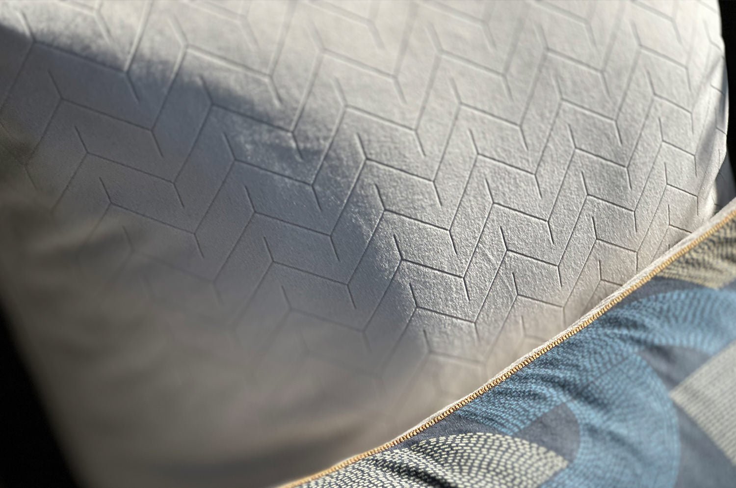 The Smoky Whiteスペイン製起毛スエード調クッションカバー スモーキーホワイト 50×50cm - HOUSE OF JAPAN Shop