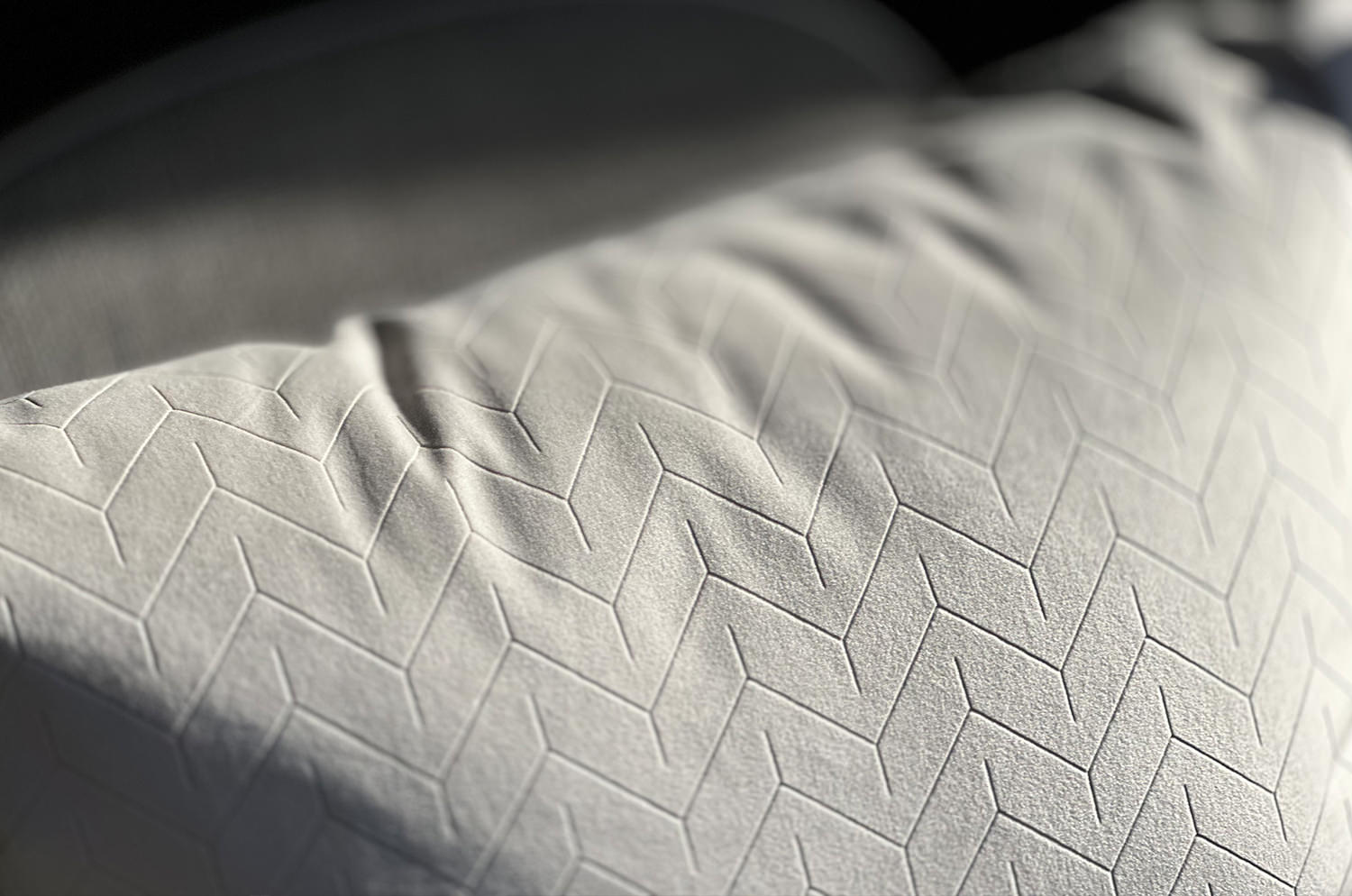 The Smoky Whiteスペイン製起毛スエード調クッションカバー スモーキーホワイト 50×50cm - HOUSE OF JAPAN Shop