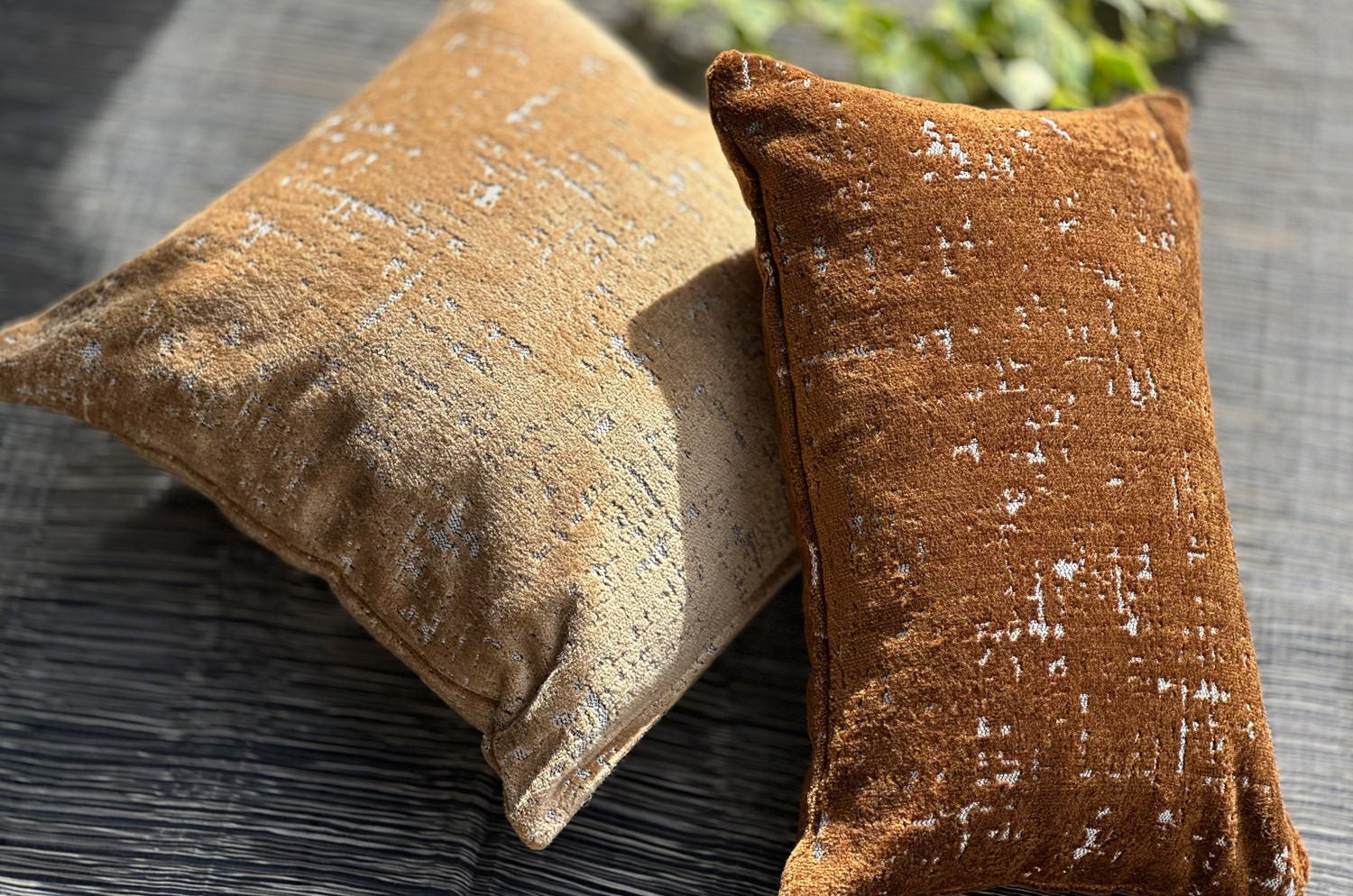 The SPHINX スフィンクス フレンチデザインベルベット クッション (ブロンズ) 45×30cm 中材付 - HOUSE OF JAPAN Shop