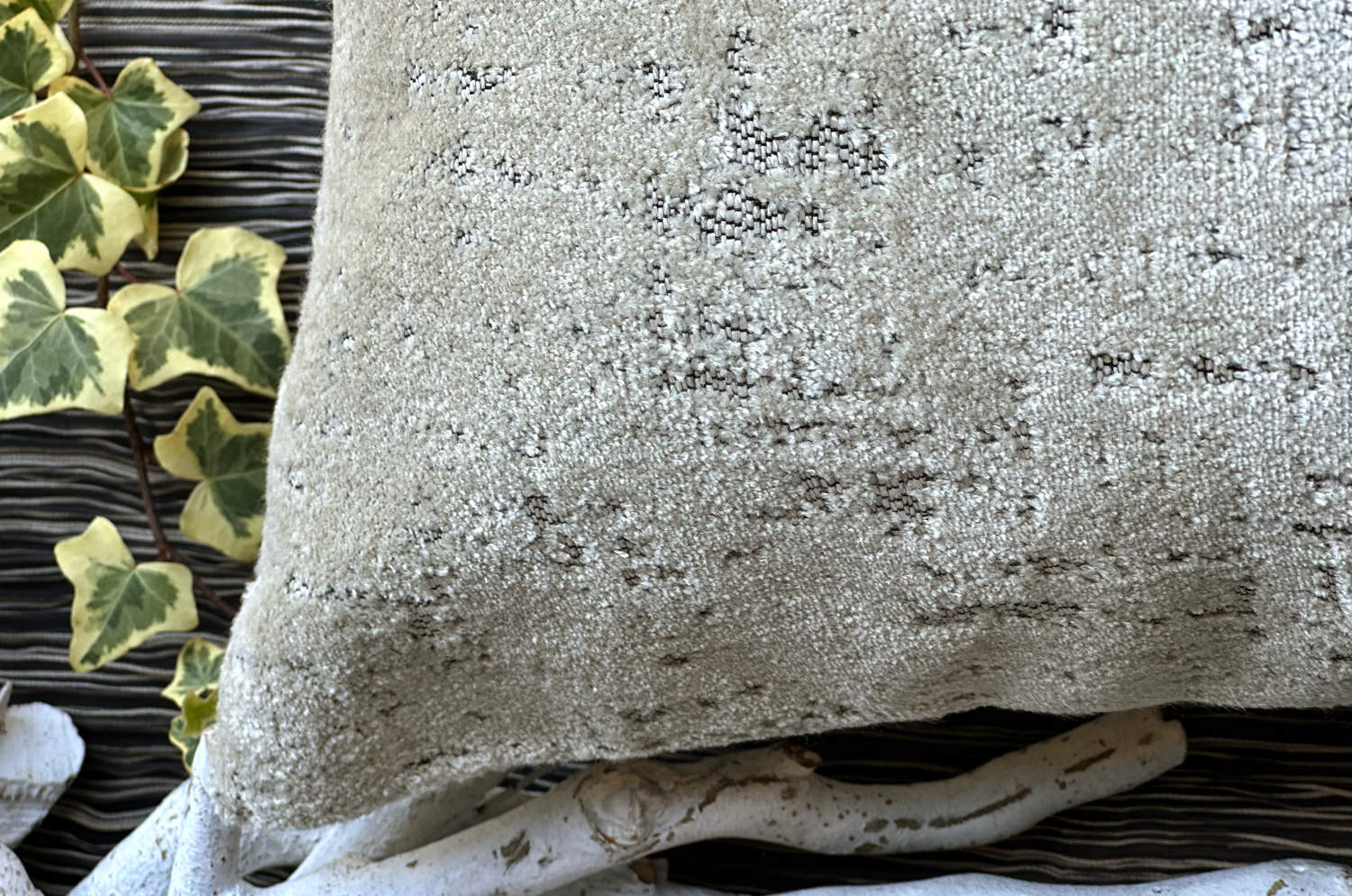 The SPHINX スフィンクス フレンチデザインベルベット クッション (ライトグレージュ) 45×30cm 中材付 - HOUSE OF JAPAN Shop