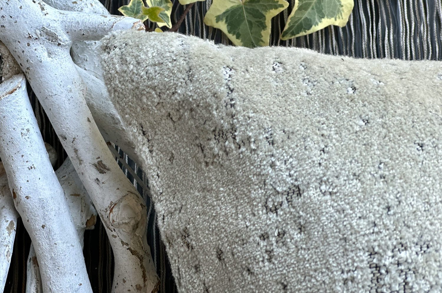 The SPHINX スフィンクス フレンチデザインベルベット クッション (ライトグレージュ) 45×30cm 中材付 - HOUSE OF JAPAN Shop