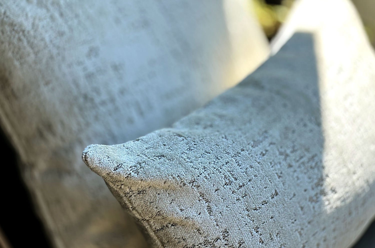 The SPHINX スフィンクス フレンチデザインベルベット クッション (ライトグレージュ) 45×30cm 中材付 - HOUSE OF JAPAN Shop