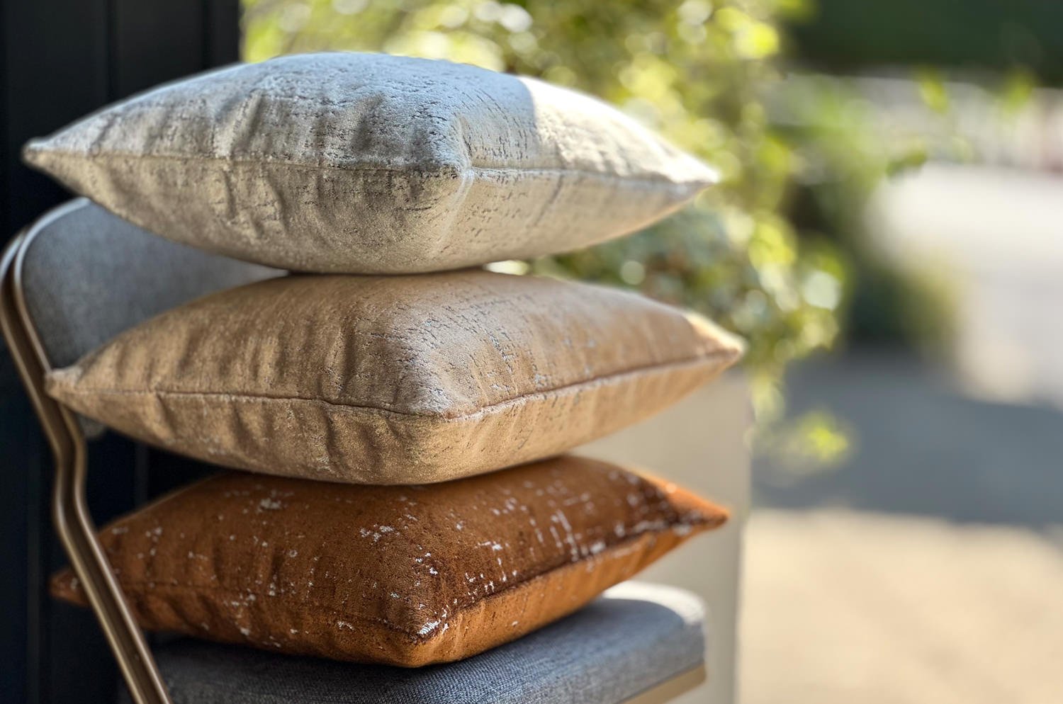 The SPHINX スフィンクス フレンチデザインベルベット クッションカバー (ライトグレージュ) 45×45cm - HOUSE OF JAPAN Shop