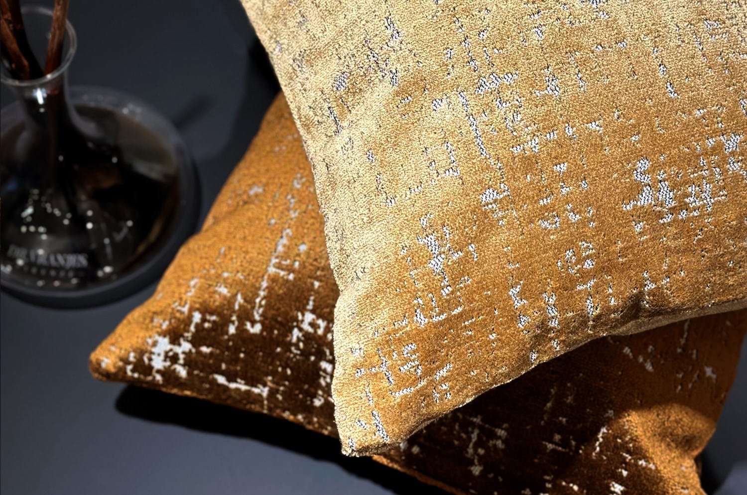 The SPHINX スフィンクス フレンチデザインベルベット クッションカバー (キャメル) 45×45cm - HOUSE OF JAPAN Shop