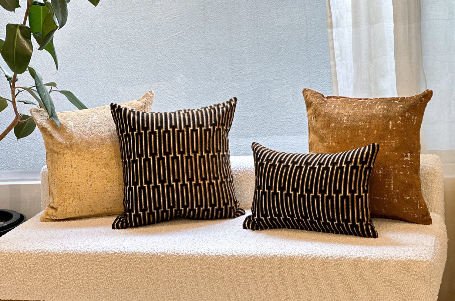 The SPHINX スフィンクス フレンチデザインベルベット クッションカバー (キャメル) 45×45cm - HOUSE OF JAPAN Shop