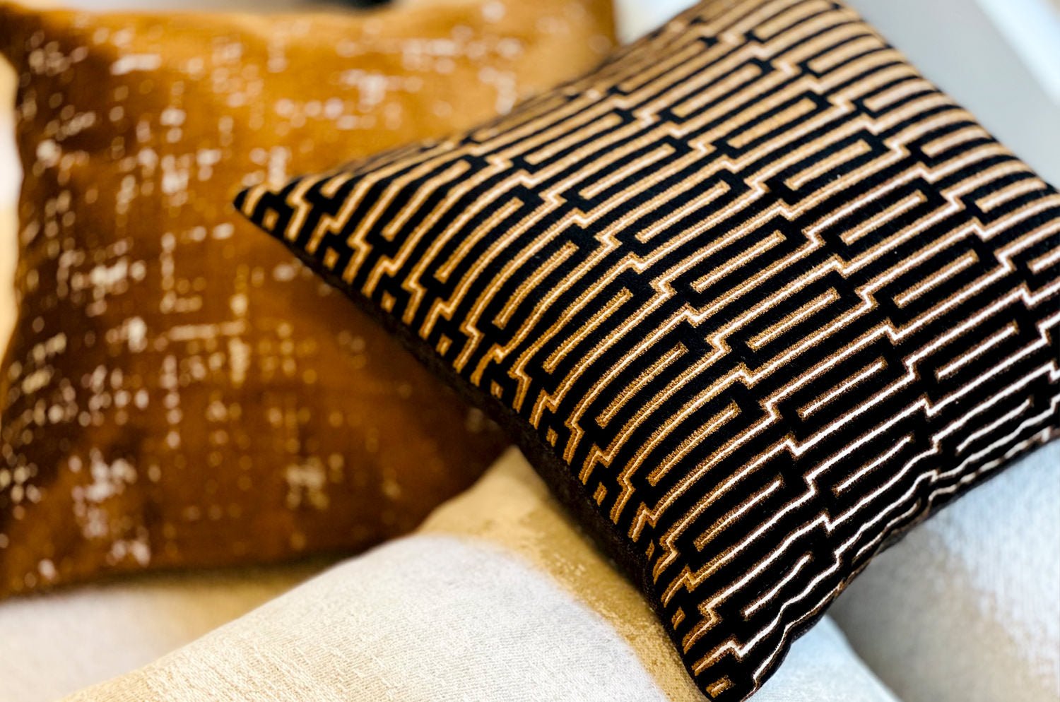 The SPHINX スフィンクス フレンチデザインベルベット クッションカバー (ブロンズ) 45×45cm - HOUSE OF JAPAN Shop