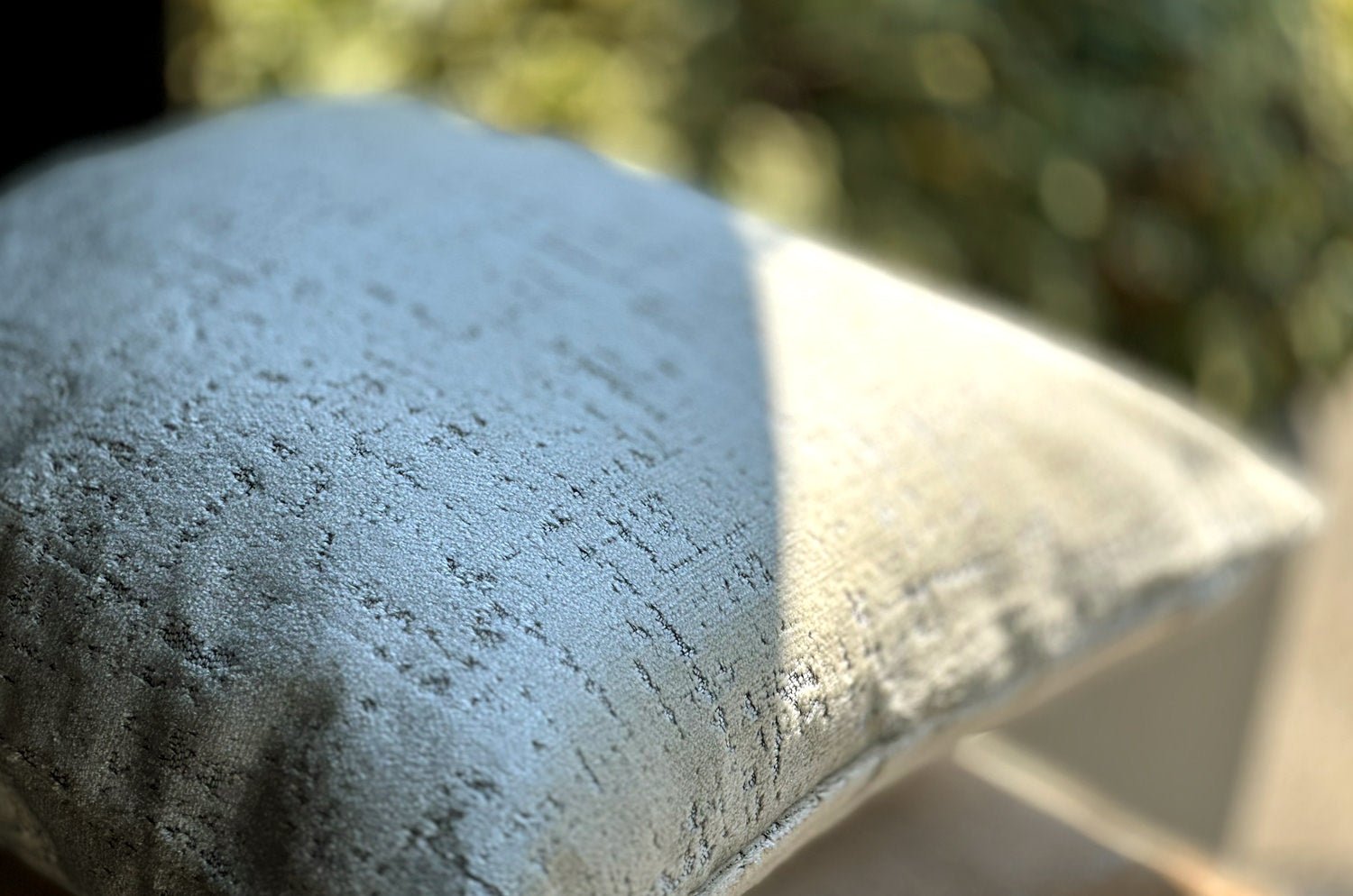 The SPHINX スフィンクス フレンチデザインベルベット クッションカバー (ライトグレージュ) 45×45cm - HOUSE OF JAPAN Shop