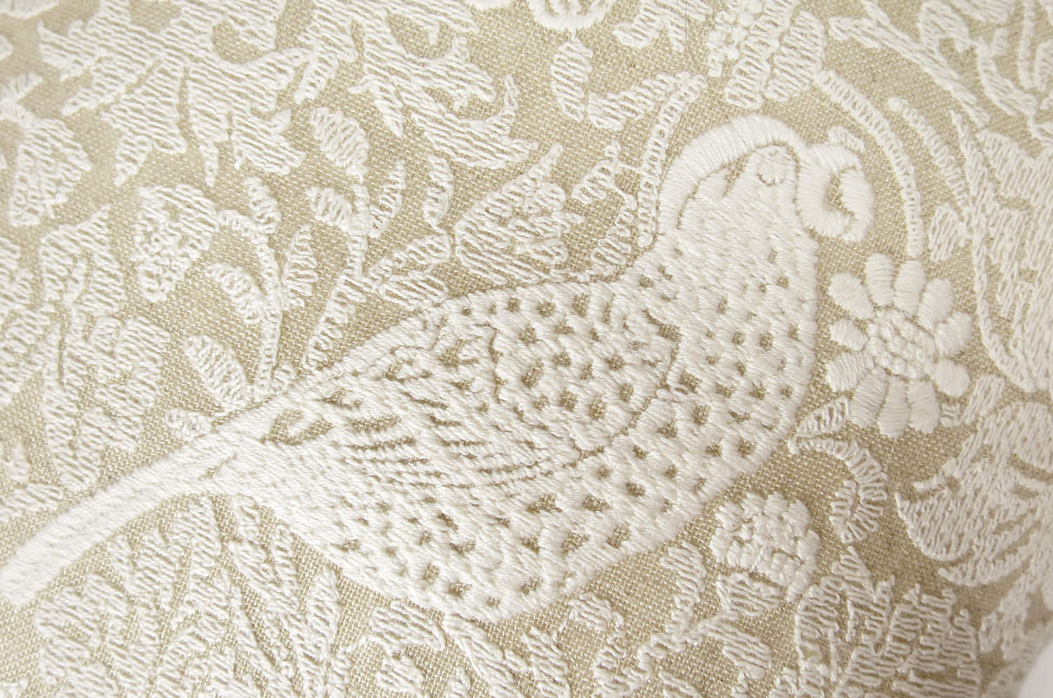 The Strawberry Thief Embroidery ピュアモリス 刺繍 クッションカバー(いちご泥棒) 45×45cm - HOUSE OF JAPAN Shop