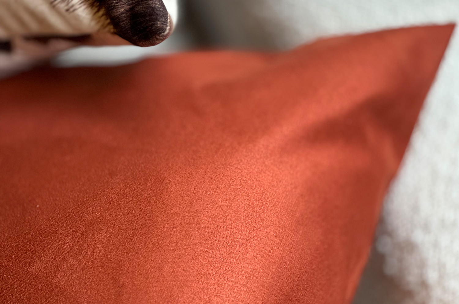 The Sueback スペイン製シャイニースエード クッション (テラコッタグロウ) 45×30cm 中材付 - HOUSE OF JAPAN Shop