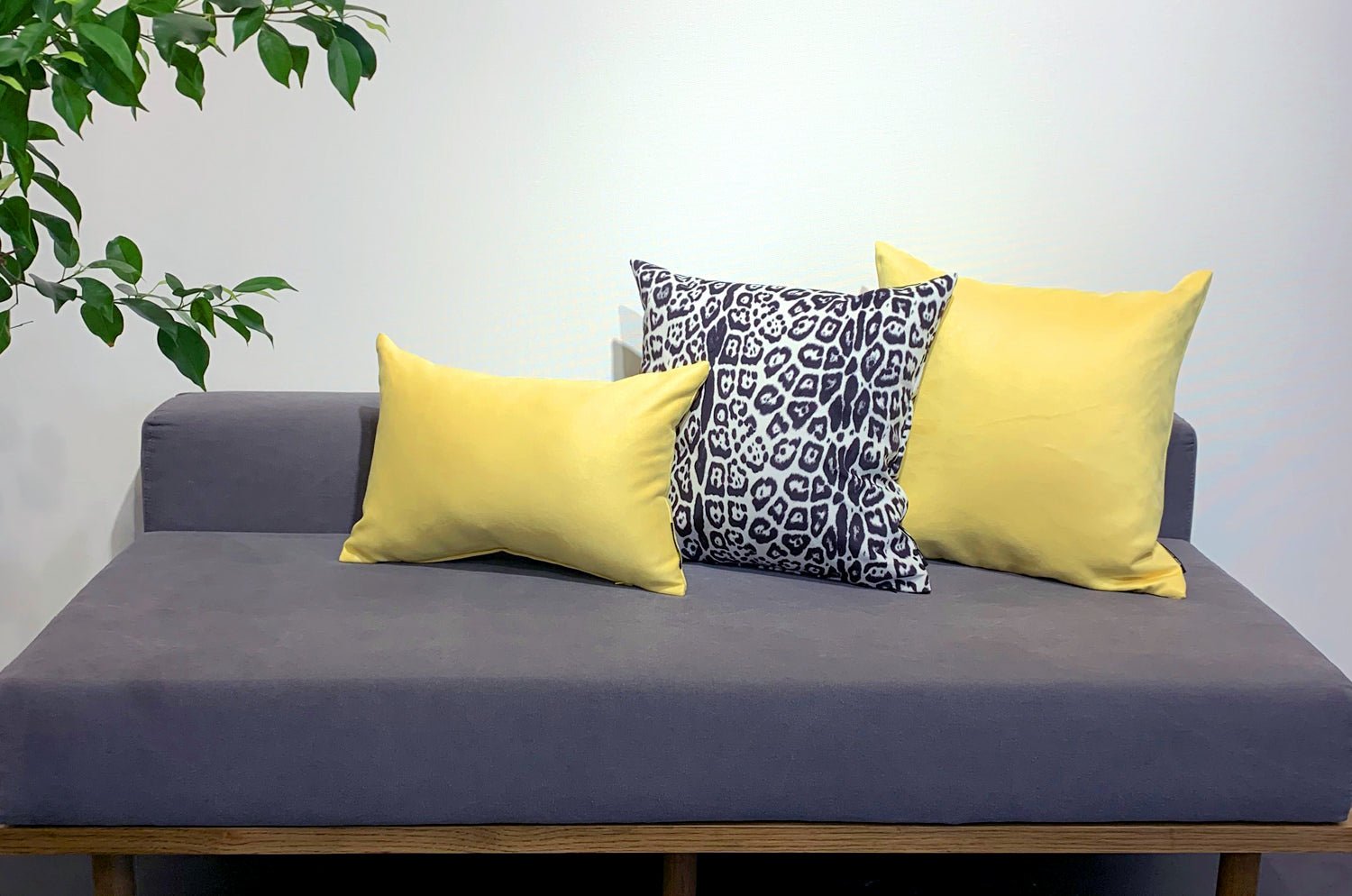 The Sueback スペイン製シャイニースエードクッション (トゥインクルレモン) 45×30cm 中材付 - HOUSE OF JAPAN Shop