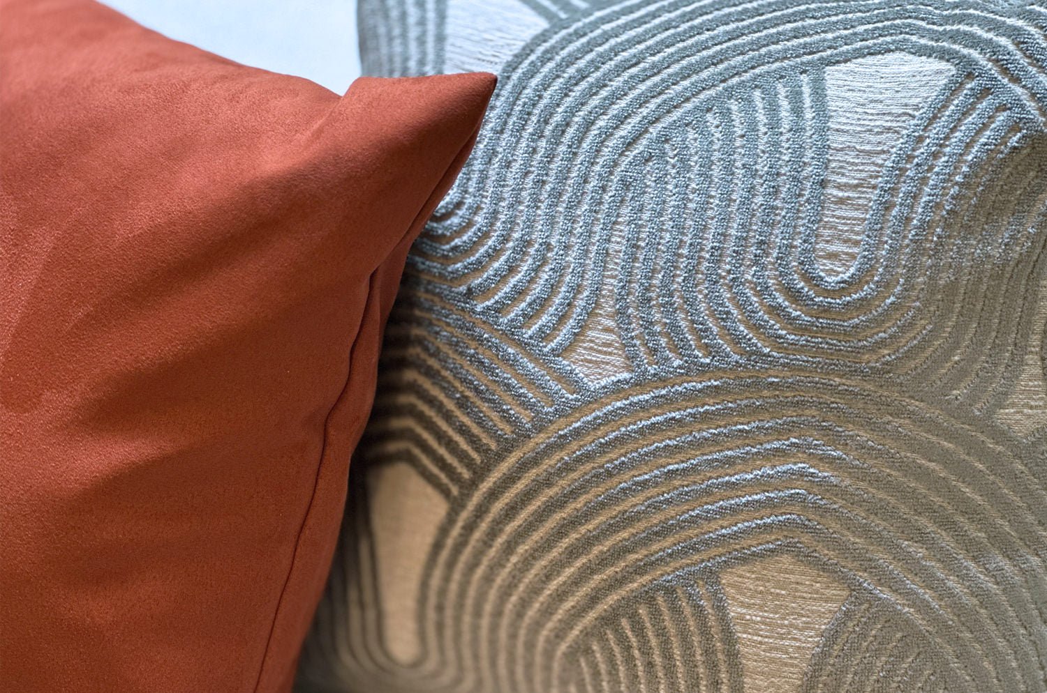 The Sueback スペイン製シャイニースエード クッション (テラコッタグロウ) 45×30cm 中材付 - HOUSE OF JAPAN Shop