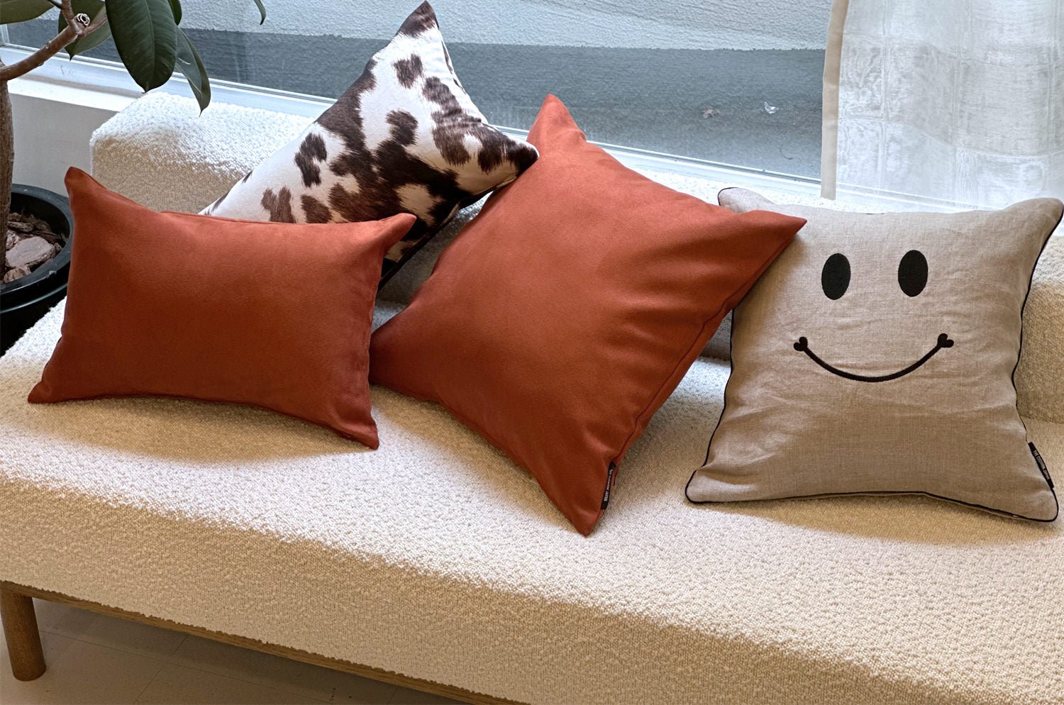 The Sueback スペイン製シャイニースエード クッション (テラコッタグロウ) 45×30cm 中材付 - HOUSE OF JAPAN Shop