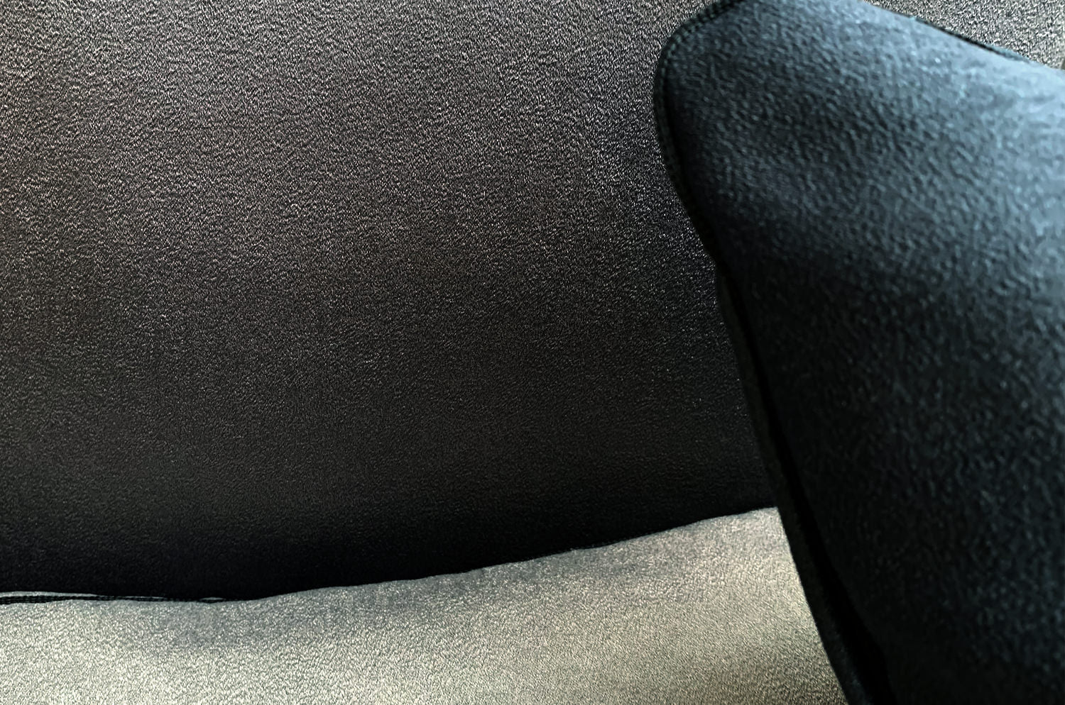 The Sueback スエード調パイピング付クッションカバー ウォームグレー 45×45cm - HOUSE OF JAPAN Shop