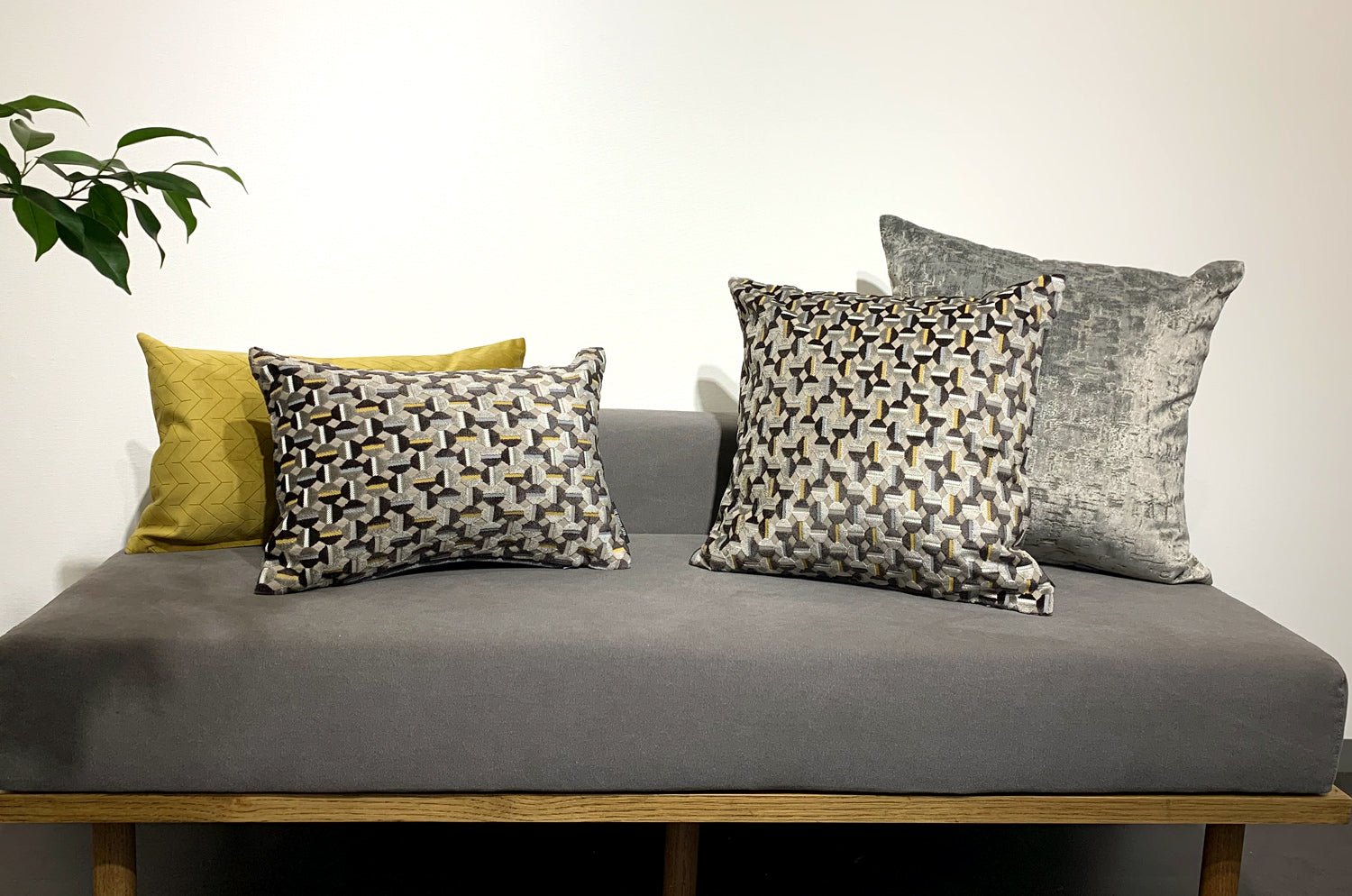 The Sulfur Yellow スペイン製起毛スエード調クッション サルファ―イエロー 50×30cm 中材付 - HOUSE OF JAPAN Shop