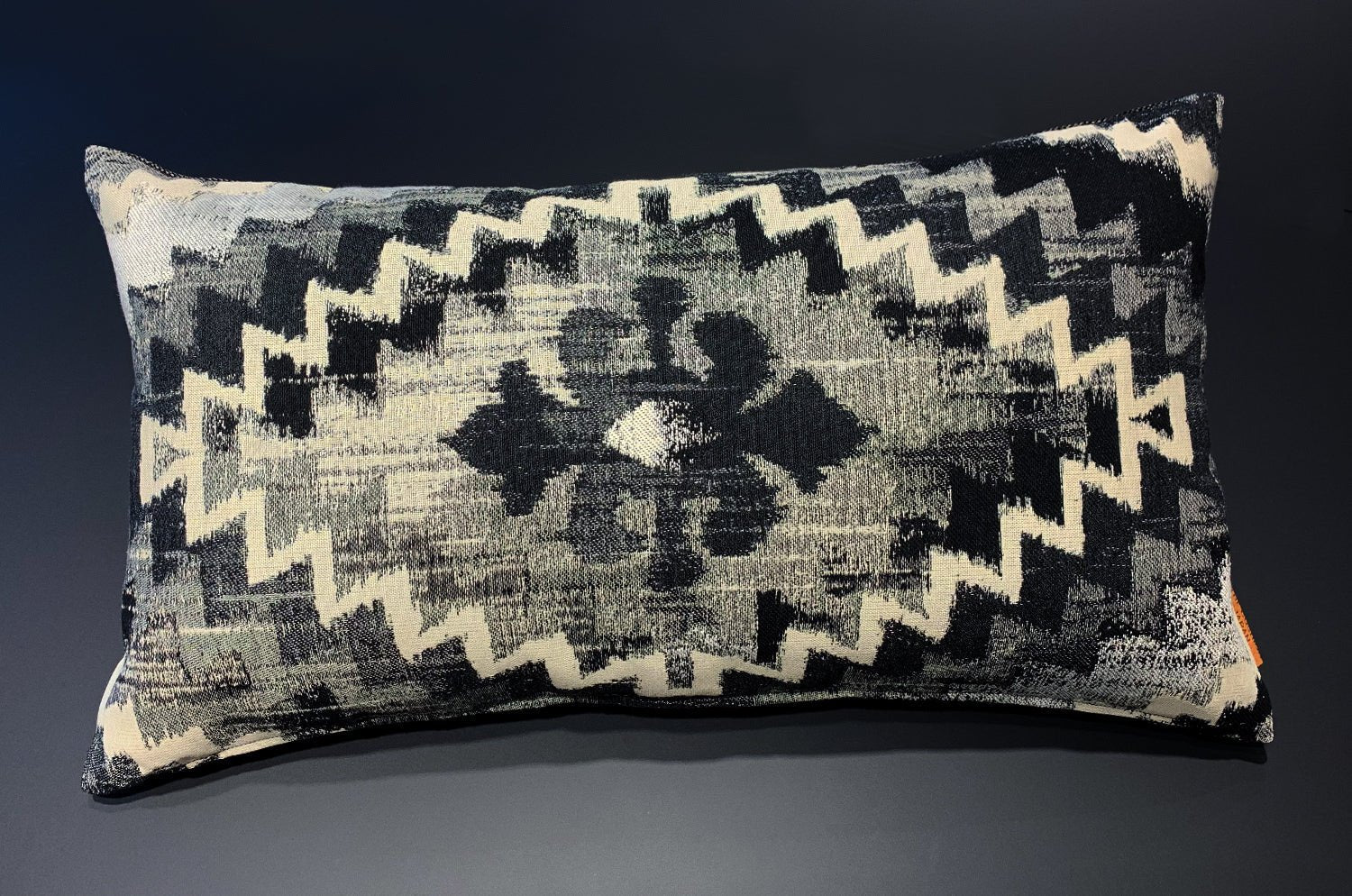 The Swaffer Nomad ノマド クッション BlackWhite 58×32cm 中材付 - HOUSE OF JAPAN Shop