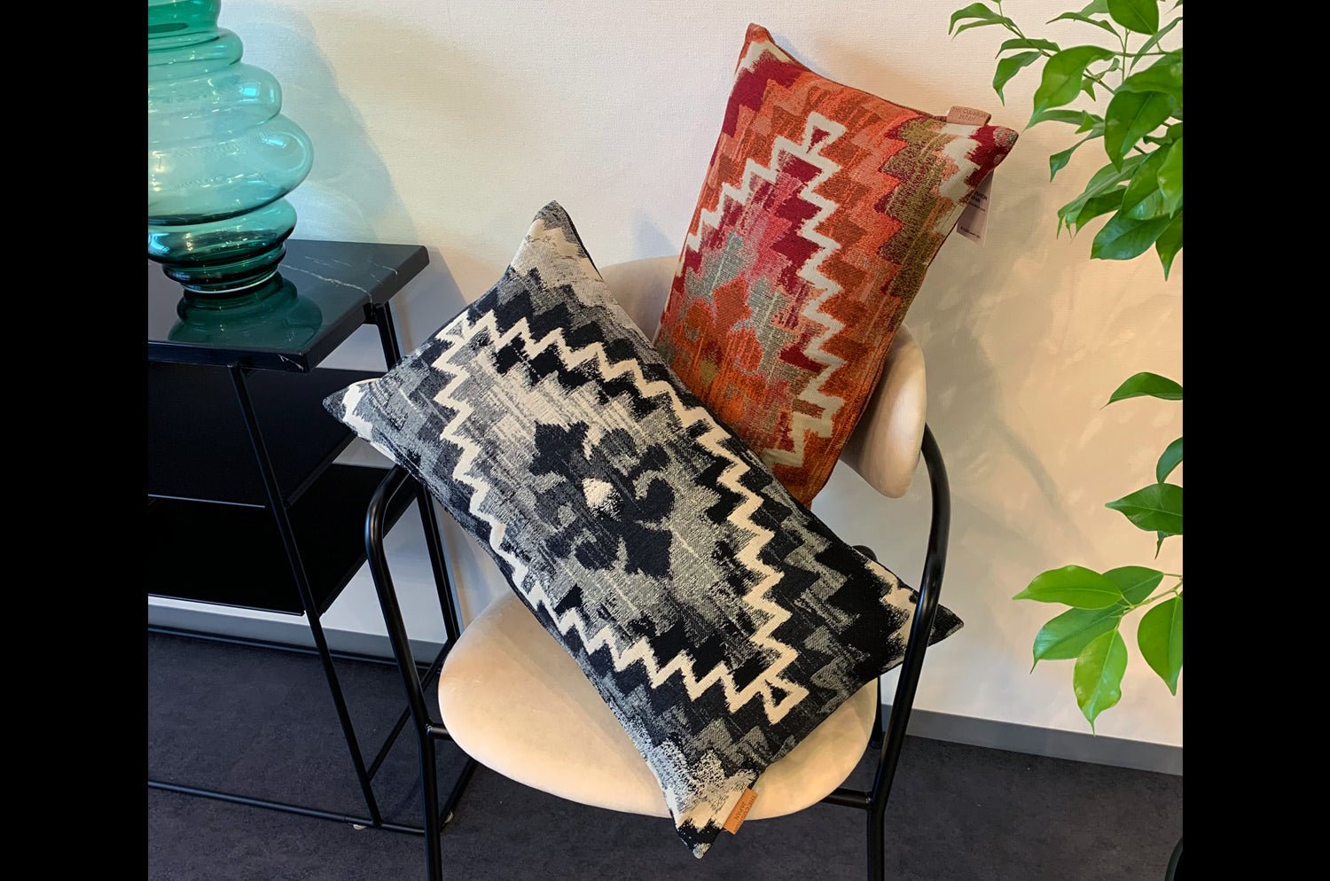 The Swaffer Nomad ノマド クッション BlackWhite 58×32cm 中材付 - HOUSE OF JAPAN Shop