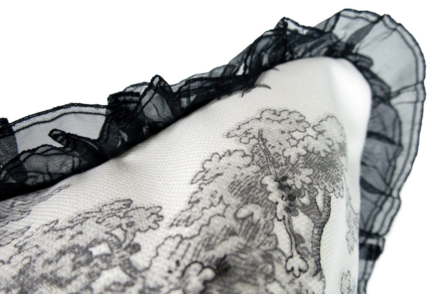 The toile de Jouy トワルドジュイ フレンチシアーフリルクッションカバー (ブラックホワイト) 42×42cm - HOUSE OF JAPAN Shop