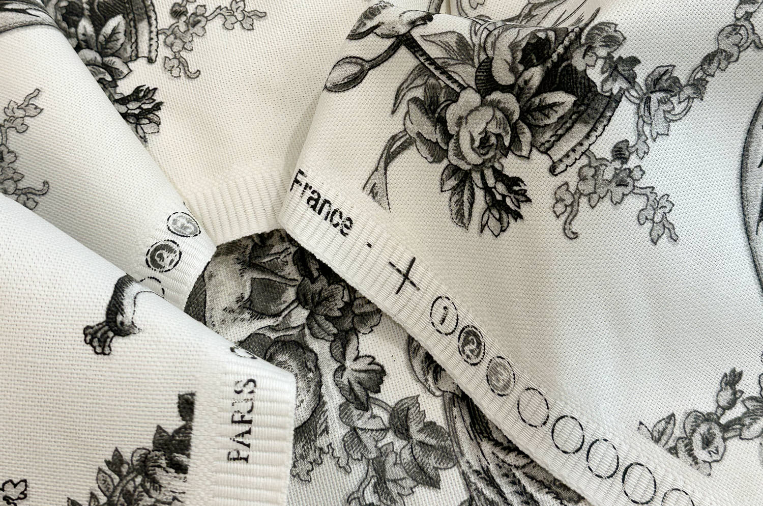 The toile de Jouy トワルドジュイ フレンチシアーフリルクッションカバー (ブラックホワイト) 42×42cm - HOUSE OF JAPAN Shop