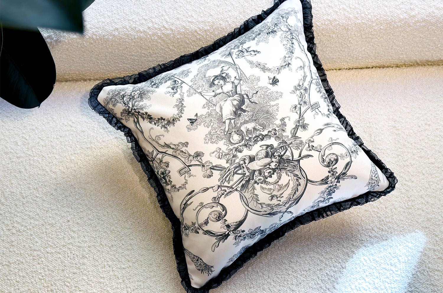 The toile de Jouy トワルドジュイ フレンチシアーフリルクッションカバー (ブラックホワイト) 42×42cm - HOUSE OF JAPAN Shop