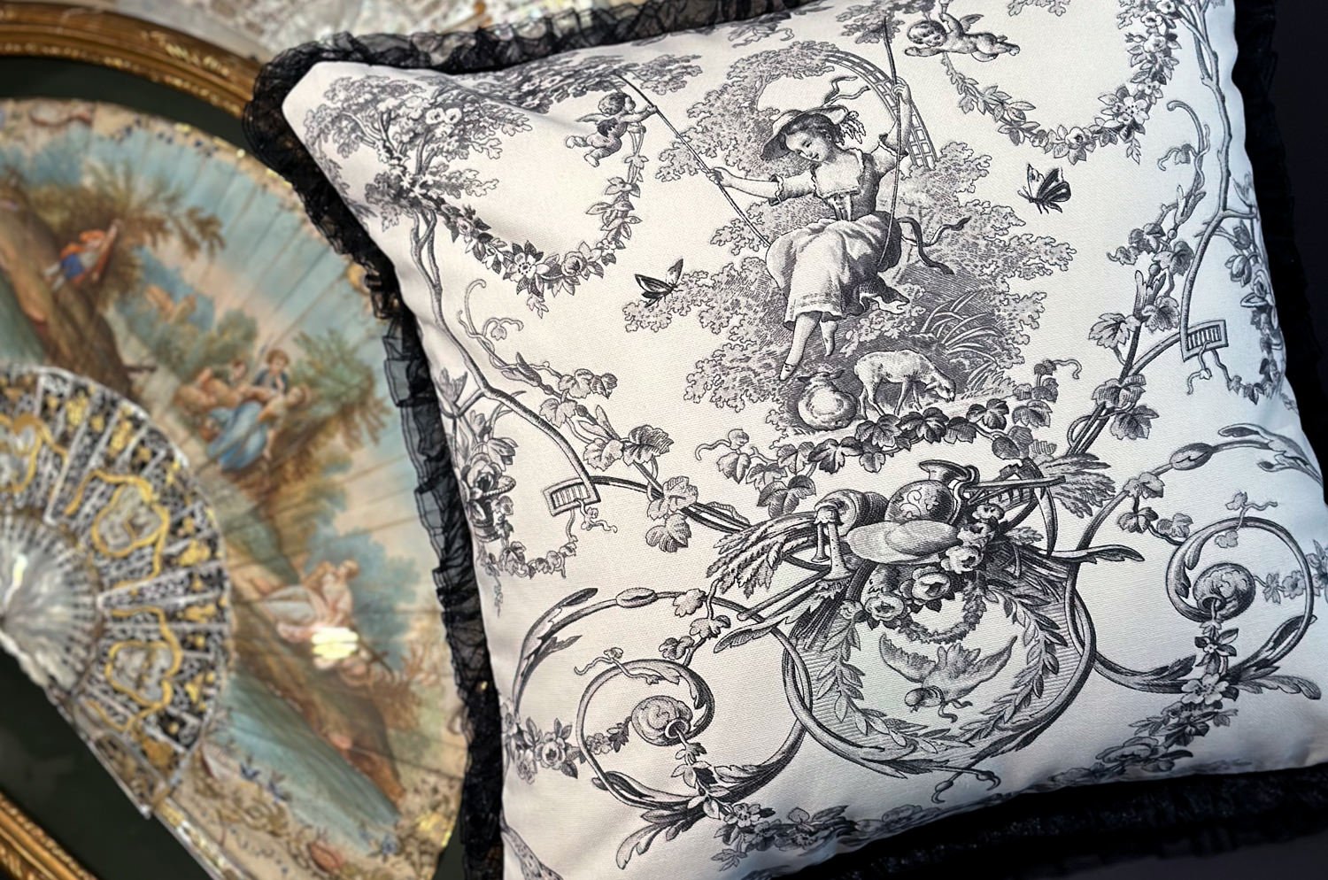 The toile de Jouy トワルドジュイ フレンチシアーフリルクッションカバー (ブラックホワイト) 42×42cm - HOUSE OF JAPAN Shop