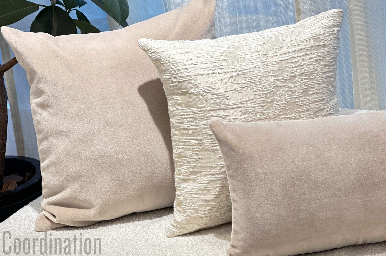 The TOURS アルマーニカーザ トゥール ベルベット 横長クッション (ベージュ) 50×30cm 中材付 - HOUSE OF JAPAN Shop