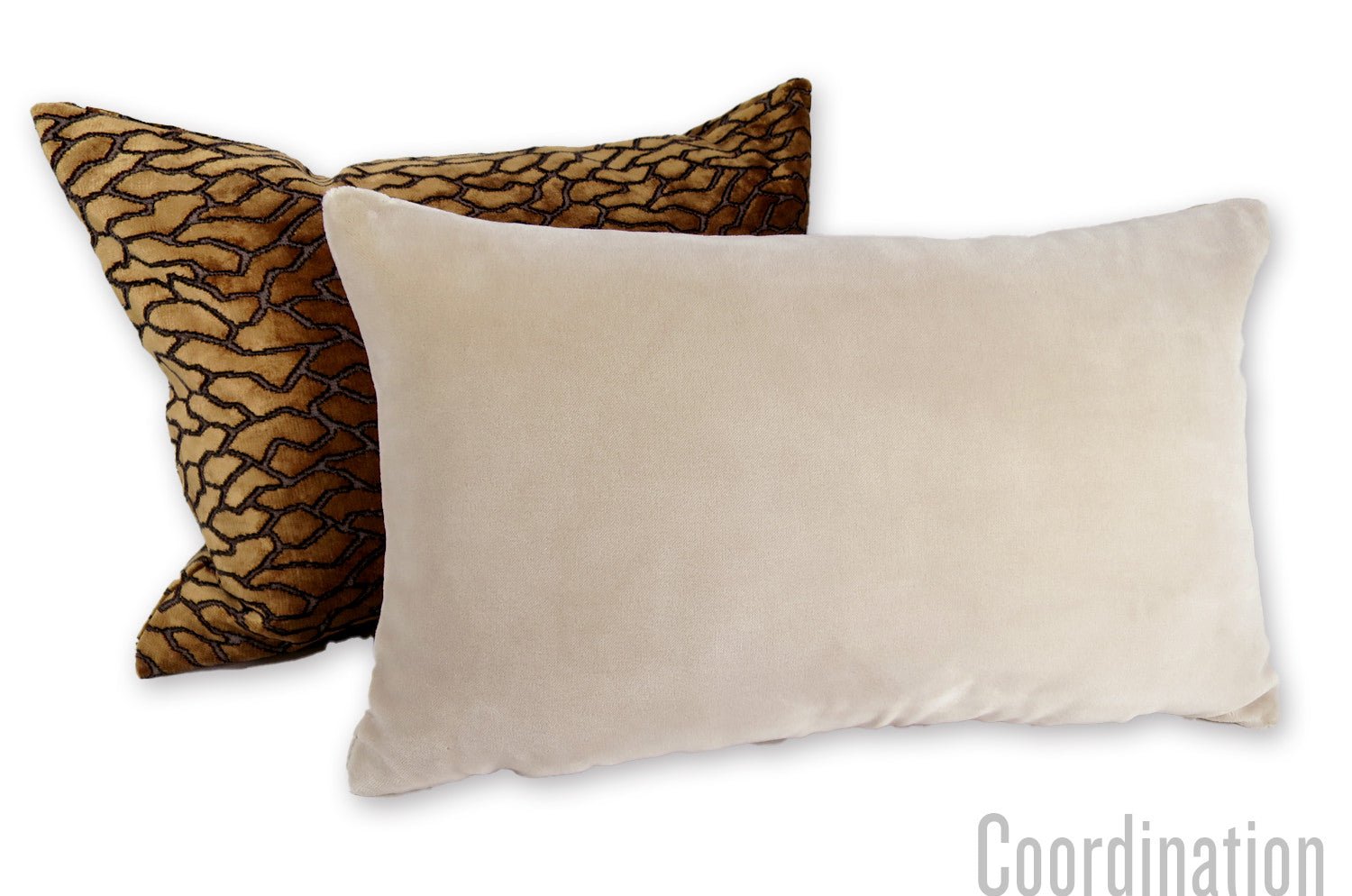 The TOURS アルマーニカーザ トゥール ベルベット 横長クッション (ベージュ) 50×30cm 中材付 - HOUSE OF JAPAN Shop