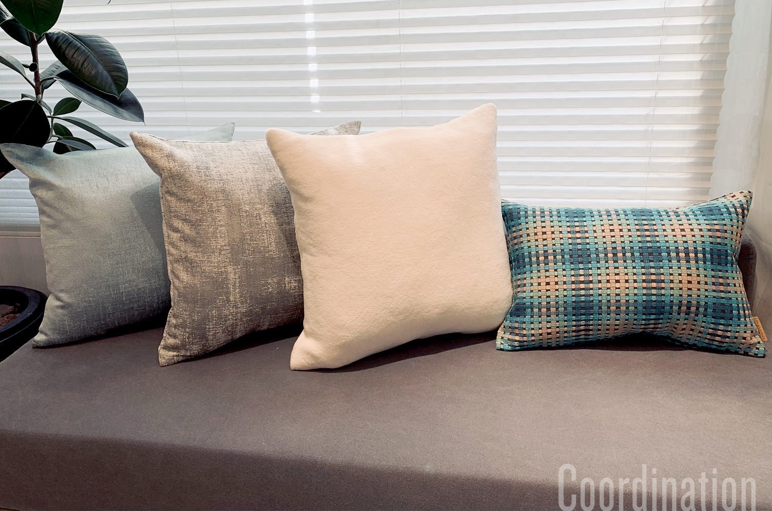 The Twiggy ツイッギー クッション ブルーチェック 45×30cm 中材付 - HOUSE OF JAPAN Shop