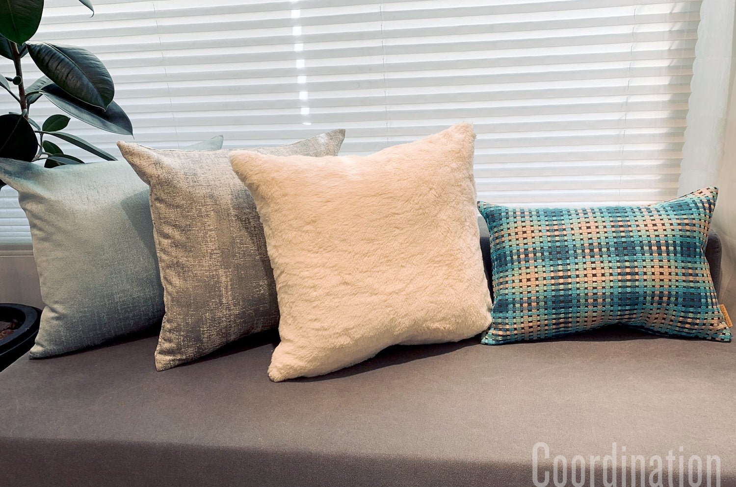 The Twiggy ツイッギー クッション ブルーチェック 45×30cm 中材付 - HOUSE OF JAPAN Shop