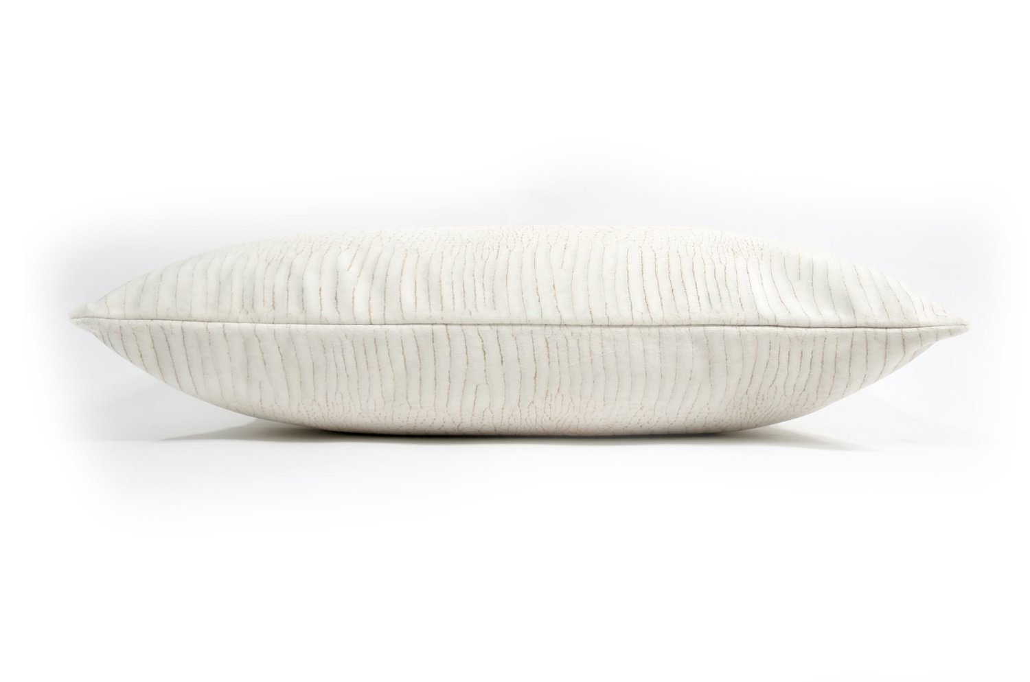 The White Crocodile スペイン製起毛スエードタッチ ホワイトクロコ柄クッション 50×25cm 中材付 - HOUSE OF JAPAN Shop