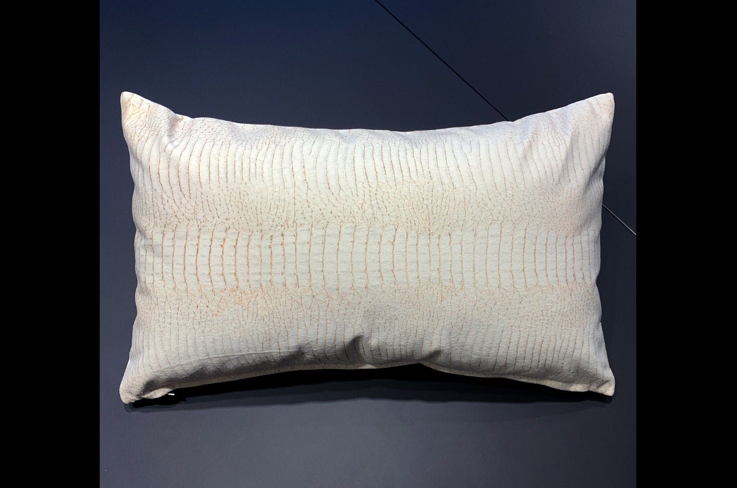 The White Crocodile スペイン製起毛スエードタッチ ホワイトクロコ柄クッション 50×30cm 中材付 - HOUSE OF JAPAN Shop