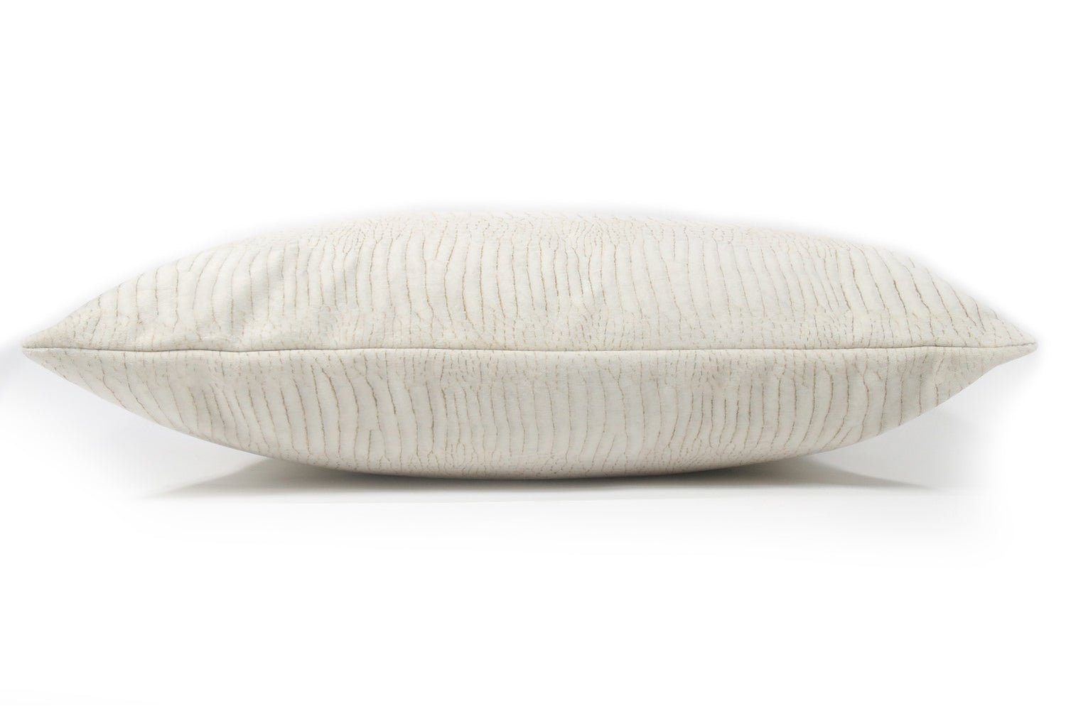 The White Crocodile スペイン製起毛スエードタッチ ホワイトクロコ柄クッション 50×30cm 中材付 - HOUSE OF JAPAN Shop