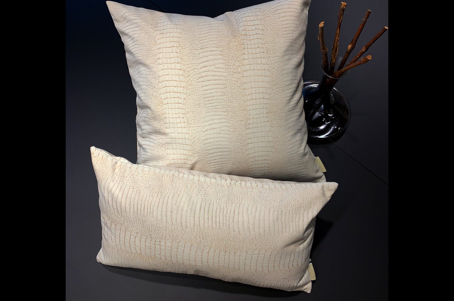 The White Crocodile スペイン製起毛スエードタッチ ホワイトクロコ柄クッション 50×30cm 中材付 - HOUSE OF JAPAN Shop